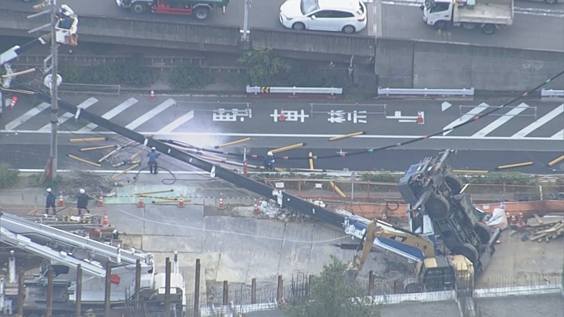 【速報】川崎市の工事現場でクレーン車が横転　けが人なしもクレーン車が電線に接触し周辺では停電