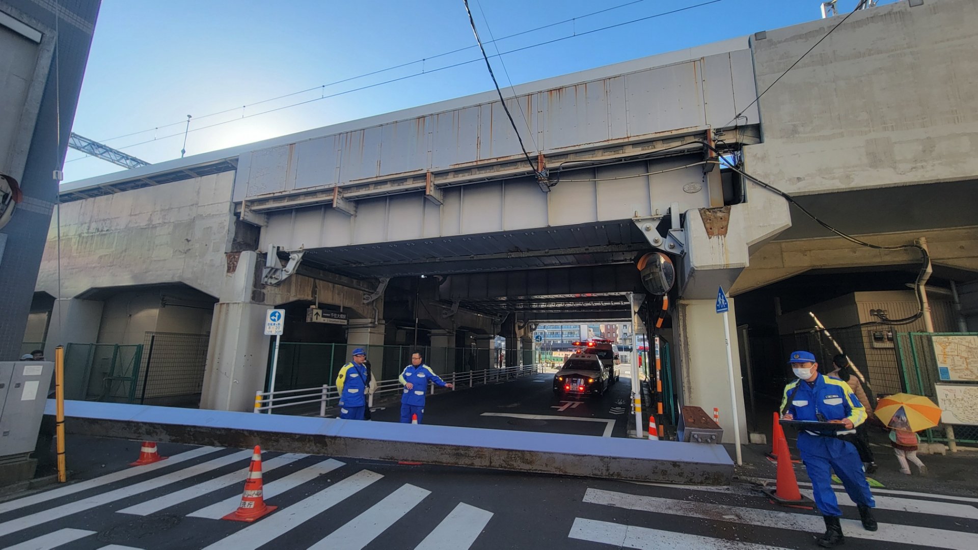 京成・千住大橋駅の高架で鉄骨が道路に落下　けが人なし　金具が緩んでいた可能性も　警視庁