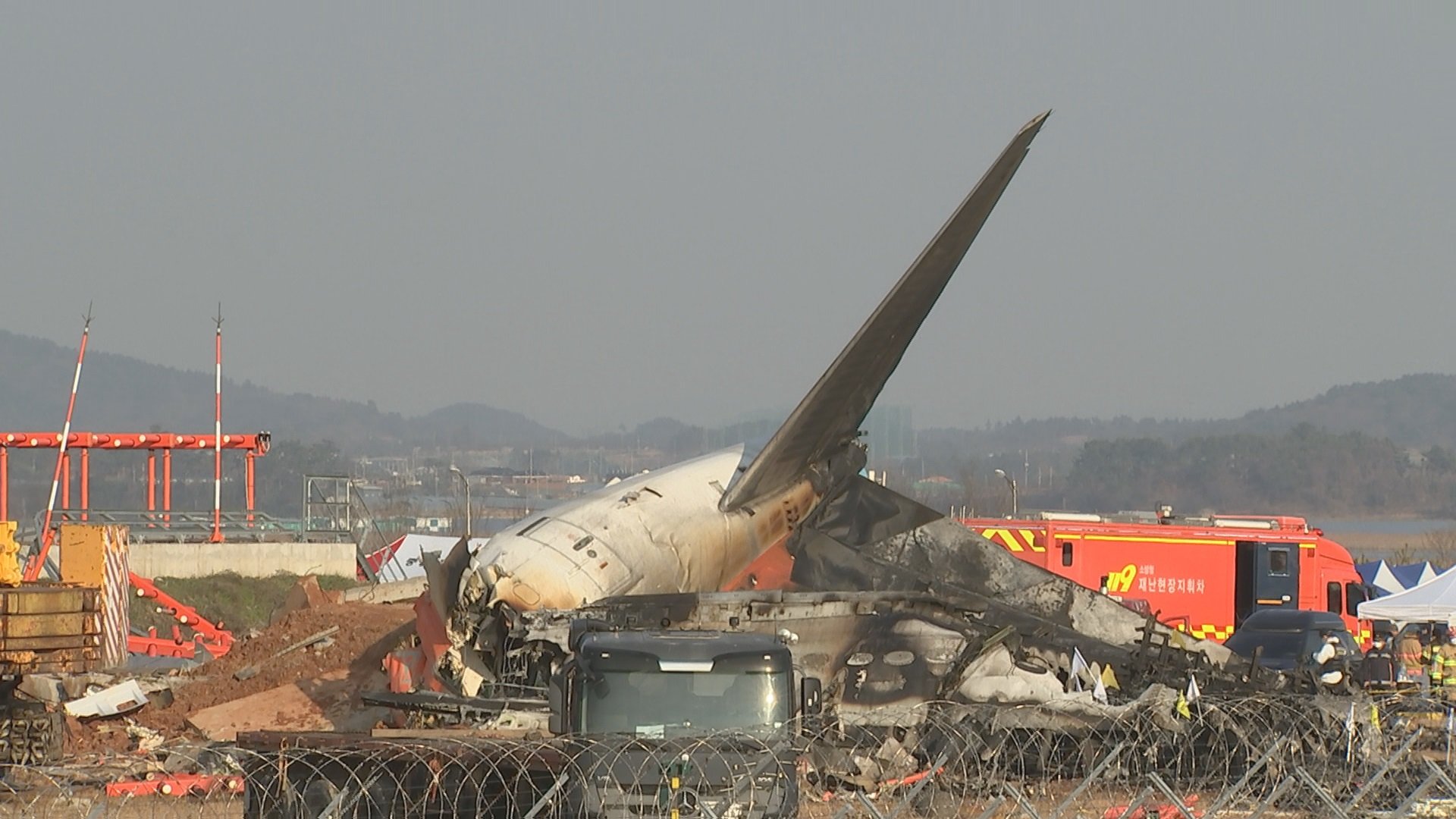 韓国・務安空港の旅客機事故　179人が死亡　救助された乗務員以外は全員死亡　韓国メディア「国内の航空機事故で最も人命被害が出た事故」