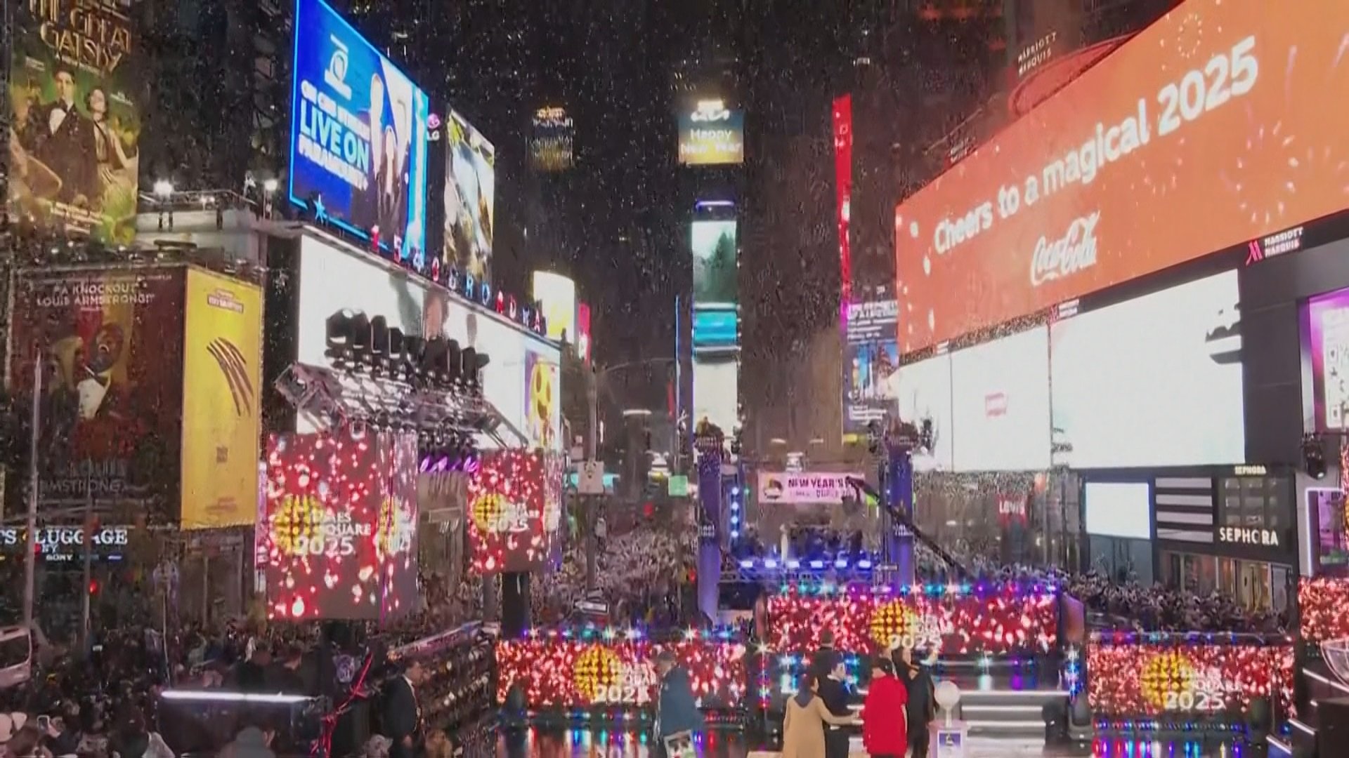 世界のニューイヤー　NYタイムズスクエアから中東・シリア、ウクライナ… 新年幕開けの表情は