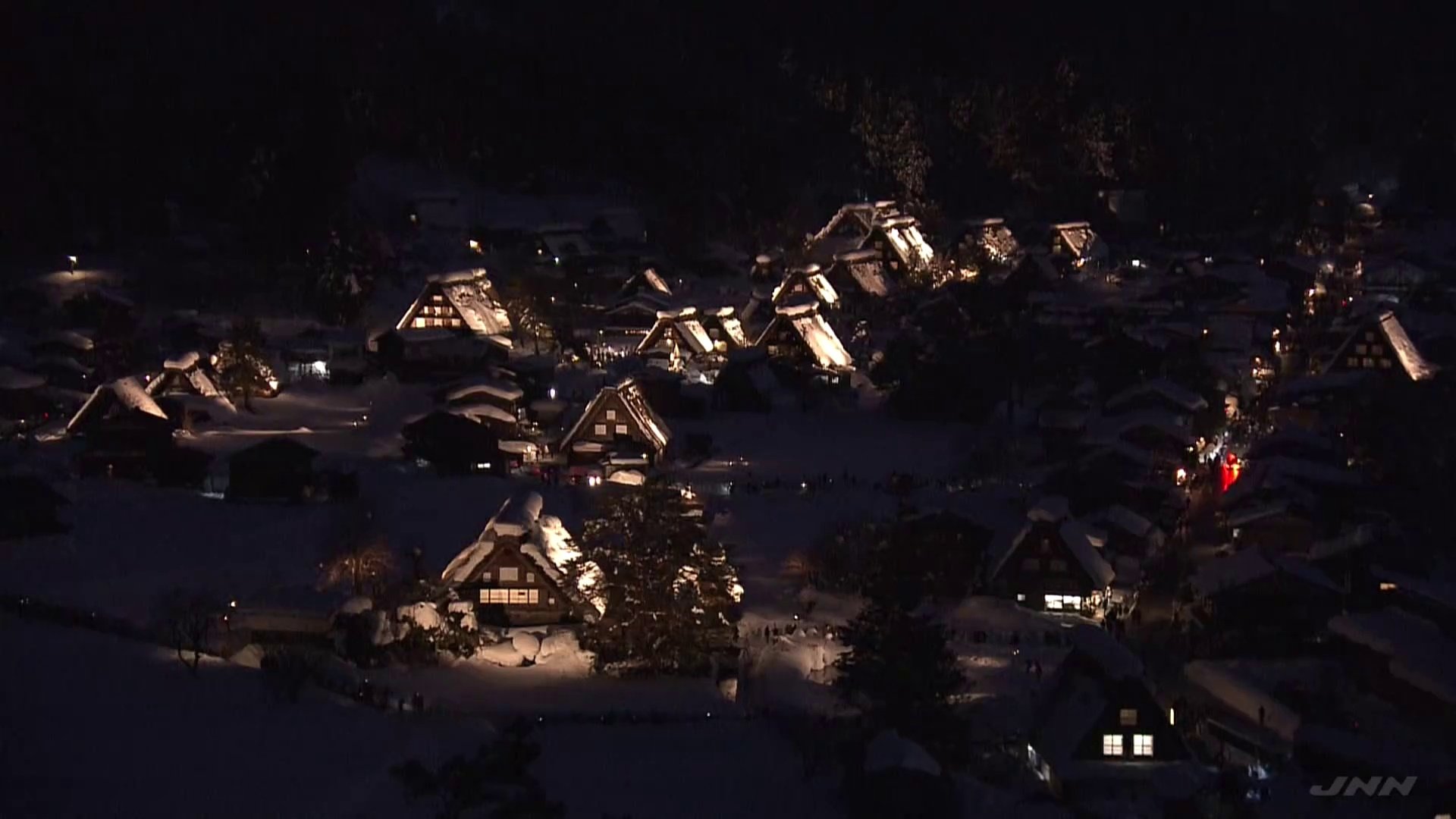 世界遺産・白川郷は“真っ白に雪化粧” 茅葺き屋根の合掌集落照らすライトアップ始まる