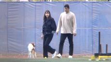 大谷翔平が妊娠公表の真美子夫人&愛犬・デコピンとキャンプ施設訪問　バッテリー組は日本時間12日にキャンプイン