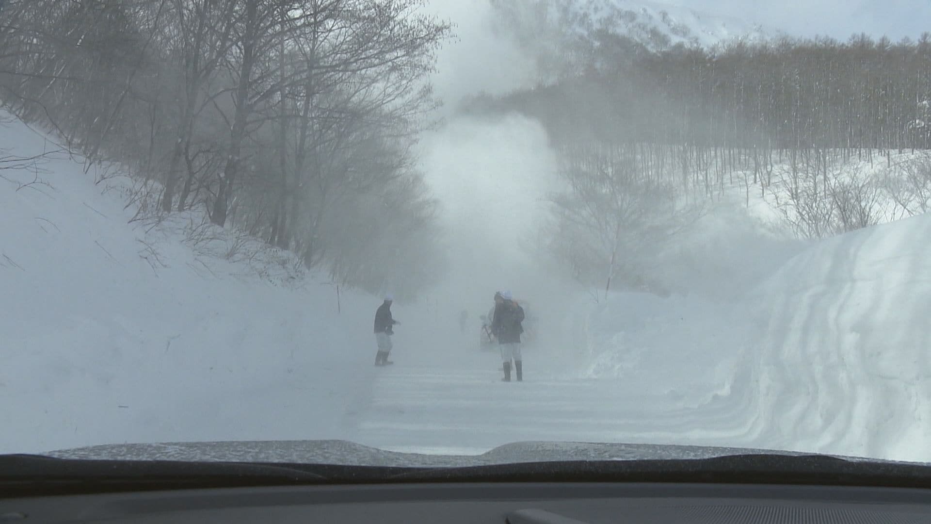 福島市「雪崩」で孤立の約50人　あす12日午前7時半にも複数機のヘリでの救助活動を検討