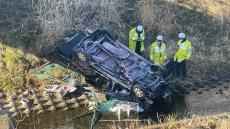 神奈川県相模原市で車が川に転落　乗っていた20代男性2人が病院に運ばれるも1人が死亡　車は川沿いのフェンスを突き破り転落か