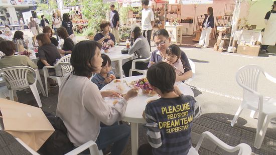 秋晴れの連休初日 食と花をＰＲ“マルシェ”にぎわい【新潟】