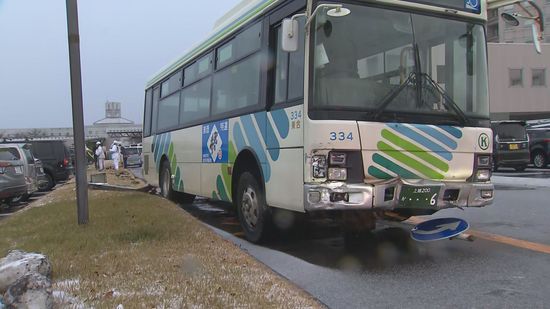 「バスが複数の車にぶつかりました」　バスが次々と13台に衝突　上越市の病院の駐車場　運転手が搬送《新潟》