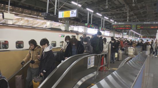 「雪だるま作る」帰省ラッシュがピークに　新幹線ホームが混雑《新潟》