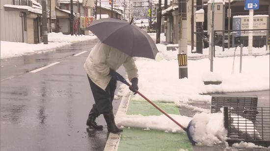 大雪の日の除雪　ぬれずにスムーズに作業する男性を発見　そのアイデアは“傘”にあった!?　《新潟・阿賀町》