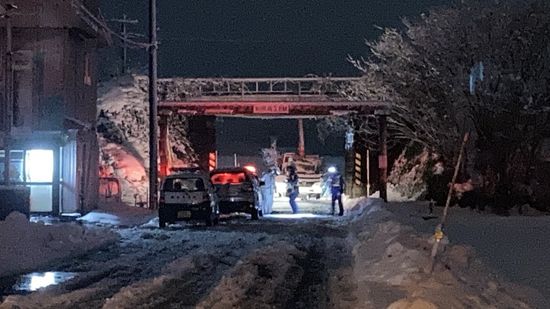 【速報】クレーンを伸ばしたまま走行中のトラックが高さ制限バーに衝突　運転席にバーが落下し男性運転手が心肺停止　《新潟・五泉市》