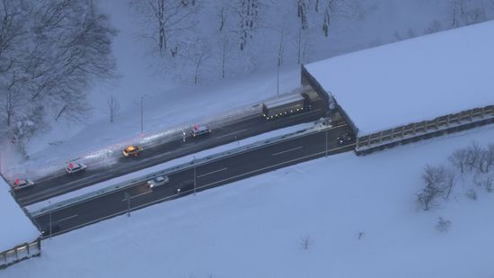 【多重事故】計１０台関与の事故で１人死亡１１人搬送 関越道 先頭車が雪でスリップか≪新潟≫