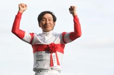 56歳ダービー制覇横山典弘が見つけた一瞬の“穴”　ファンうなった神騎乗「よく突っ込んだな」