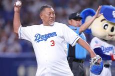 56歳伝説大砲は「中田翔より余裕でデカい」　野球ファン驚愕の肉体…ベンチ裏では感動の対面も