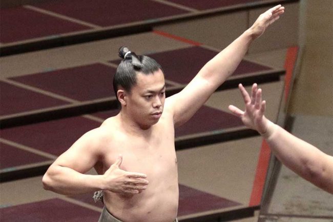 大相撲で61kgが189kgを送り出し「あれだけ小さな体格で…」　35歳宇瑠寅に喝采「土俵際の魔術」