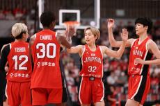 「これが強いチームの秘密かも…」　カメラを向けられた女子バスケ日本の咄嗟の行動が「なんて可愛い」