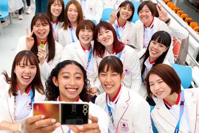 女子バレー日本が開会式で船上自撮り集合写真　今大会限りで引退・古賀紗理那ら12人が笑顔でパシャリ