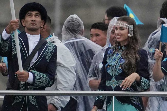 パリ五輪開会式で「お姫様みたい」なカザフ旗手が魅了　ドレス姿に「マジで綺麗」「可愛い」深夜にX喝采