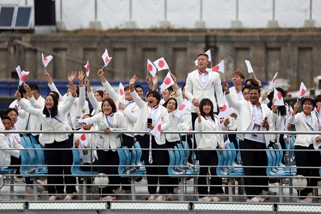 パリ五輪の船上開会式に思わぬ心配　途中から土砂降り「風邪引かないで」の大合唱　選手びしょ濡れ「各国せっかくの衣装が…」