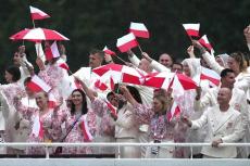 雨中の開会式でポーランド女子が「可愛い」「花柄ドレス！」　船の上でも目をひく衣装に日本人反応【パリ五輪】