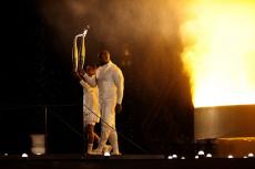パリ五輪、聖火点灯はリネール＆ペレクの男女2人！　ジェンダー平等を象徴…ジダン、ナダル、S.ウィリアムズら超豪華リレーで異例の開会式に幕