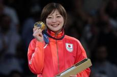 金メダル角田夏実、試合後に激写された“礼の1枚”が話題　綺麗なお辞儀が「後ろとハイパーリンク」
