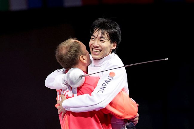 「日本フェンシング界にとってなんて瞬間だ」　加納虹輝が歴史的金メダル、国際中継でも大絶賛「足さばきの速さが違い作る」