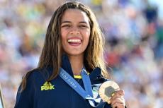 年下の日本女子のために左手を動かした16歳ブラジル女子、海外が絶賛した1枚「メダルの色は関係ないね」