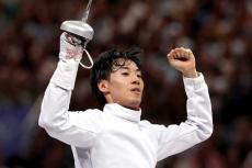 パリ五輪で蘇った「日本の牛若丸」に日本人驚き　身長差23cmを覆した金メダル加納虹輝の1枚