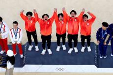 体操日本金メダル、直後に数秒映った中国の敬意の一礼が「イケメンすぎた」「腐心を刺激…」未明の女性沸騰