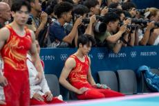 鉄棒2度落下した中国選手が謝罪　日本の逆転許し「私のミスで金を逃した」演技後は顔面蒼白…選手たちは涙