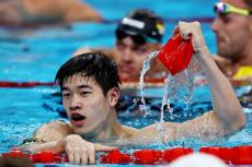 五輪中に理不尽行為の被害「無視され…水をかけられた」　中国競泳19歳が世界新＆金の後に主張