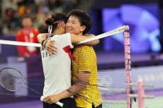 表彰台で中国女子の“右手”に世界が絶賛　相手棄権でメダル確定…たった3cmで示した「真のスポーツ精神」