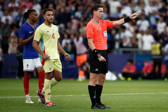 五輪サッカー決勝で珍事「なんか赤いの落ちてる」　ピッチ上で発見された落とし物が「初めて見たわw」ネット笑撃