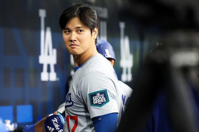 大谷翔平が「引いてて草」　ベンチでタジタジ…笑撃の新儀式が話題「試合前に元気づけてる？」