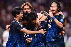 サッカー日本代表ユニホームに「何これ？」　地上波中継で興味深々…胸元デザインが話題に