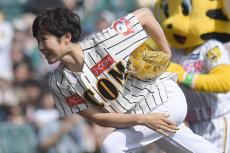 「すごい刺繍入れてきましたな」　甲子園始球式に登板した女子アナの背中に書かれていた文字にX感激