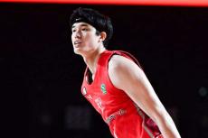 渡邊雄太、Bリーグ2戦目でまさかの負傷交代　左足首をひねり苦悶…スタッフに両脇を支えられ退場