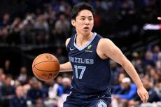 河村勇輝、“NBAデビュー戦”で初得点！　出場34秒後に速攻の3Pシュート、プレシーズンマッチで躍動