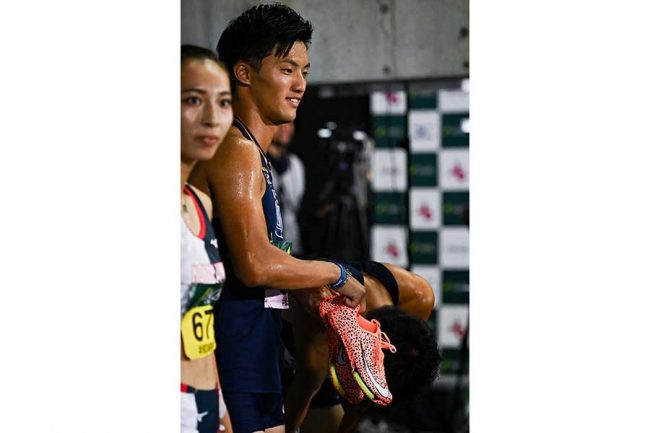 気落ちする後輩をカメラから守った先輩　日本インカレ、リレー決勝後にあった柳田大輝の気遣い