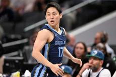 河村勇輝のノールックで「守備が完全に混乱してる…」　NBAで連発した華麗アシストに米衝撃