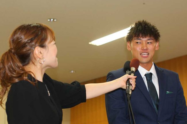 ドラフト異例の事前会見が発生　地元メディアがマイク…真っ赤な顔で「やばいです」新規2軍球団でただ1人登場