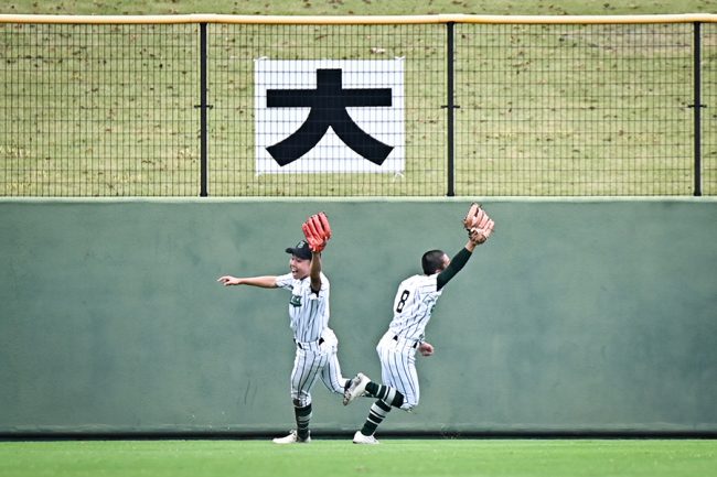 歓喜爆発が生んだ偶然の“左右対称”　初の甲子園へ前進したつくば秀英、チームカラーが作り上げた芸術