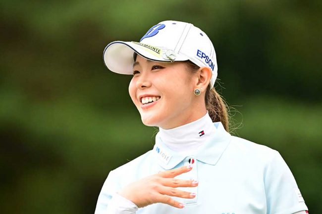 女子ゴルフ吉田優利の全身白コーデは「なかなか着こなせない」　首位と2打差好スタートでファン熱視線