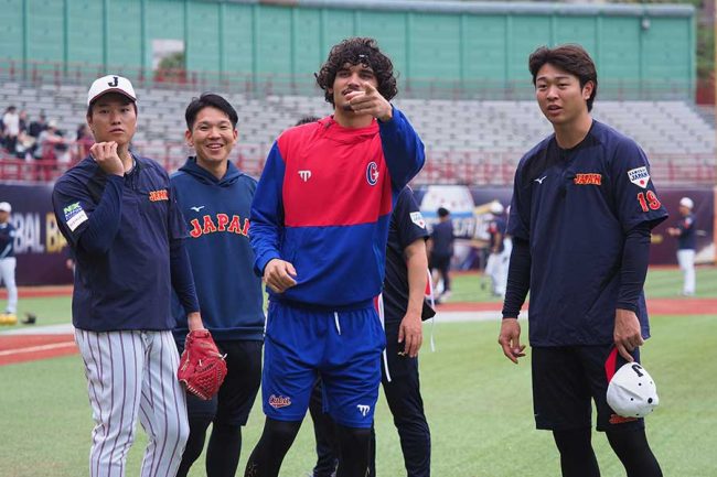 侍Jの試合直前、キューバNPB勢と“親密交流”が発生　清宮幸太郎らがグラウンドで健闘誓いあう