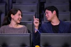 笑い合う大谷夫妻の背後に立つイカつい人物が話題「思わずほっこり」「可愛い」　NBA観戦で発見