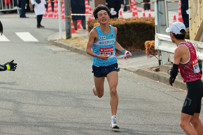 箱根駅伝中継に10秒だけ映った「品の良さ」が話題　距離があっても…65歳紳士の行動に集まる称賛