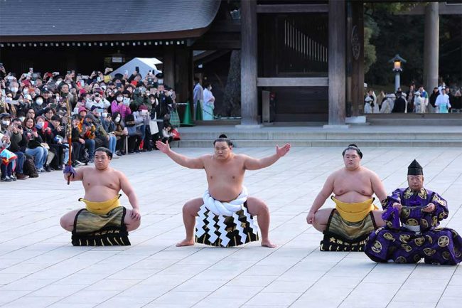 横綱土俵入り、朝青龍の隣にいた人物が「お元気そう」「にこやか」　仲良く座ってネット反響