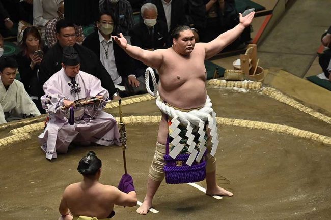 引退から15日、優勝10回の大横綱が「急に初々しい」「新入社員みたい」　新しい立場にファン注目