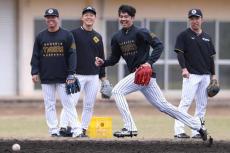 プロ野球キャンプに超大物登場「監督就任が近づいて…」　寒い沖縄で驚きの声「同級生って感じ」