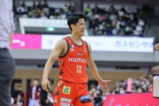 Bリーグで審判と選手が衝突「危ない！と思ったら…」　咄嗟の行動が「なんか癒される」と話題