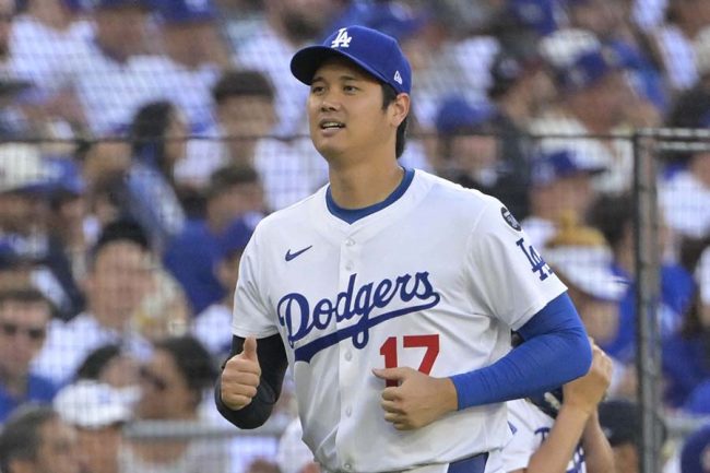 MLB　イチロー×大谷翔平　2018年　フォトフレーム　「笑顔で握手」 MLB イチロー×大谷翔平 2018年 フォトフレーム 「笑顔で握手」Ω